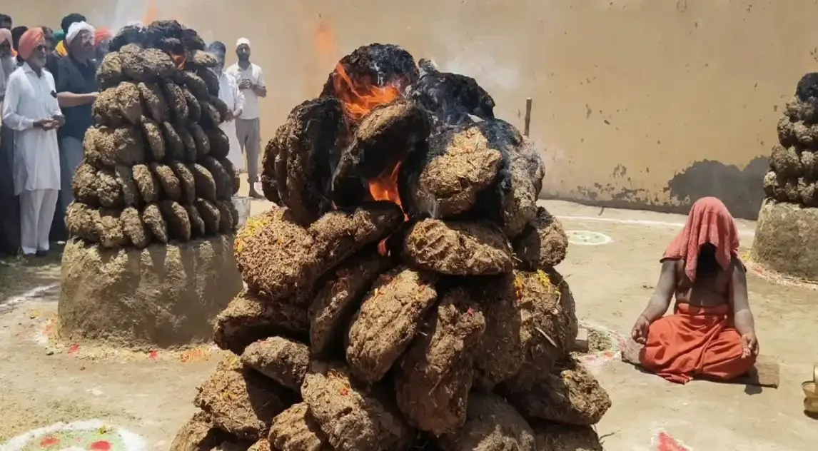 45 डिग्री की भीषण गर्मी और चारों ओर धधकती आग के बीच बाबा ने पूरी की 41 दिन की कठिन तपस्या